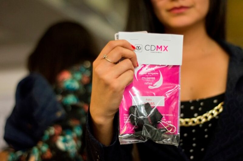 CDMX entrega silbatos para prevenir acoso a mujeres