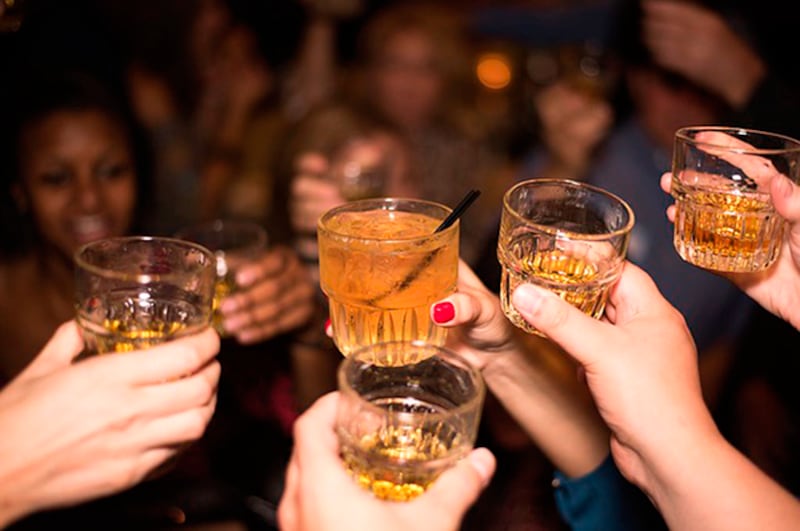 Estudio revela que durante la pandemia por la COVID-19, se registró un mayor consumo de alcohol en mujeres