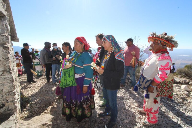 Indígenas mexicanos celebran ceremonia en la cima de una montaña