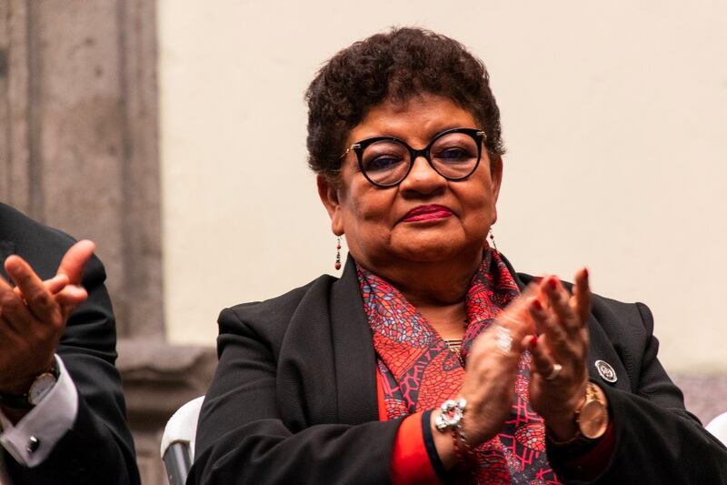 La presidenta de Barbados, Sandra Mason, aplaude durante un discurso.
