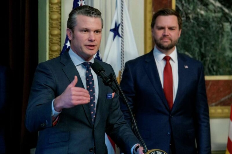 Pete Hegseth en conferencia de prensa sobre seguridad fronteriza y cooperación con México.