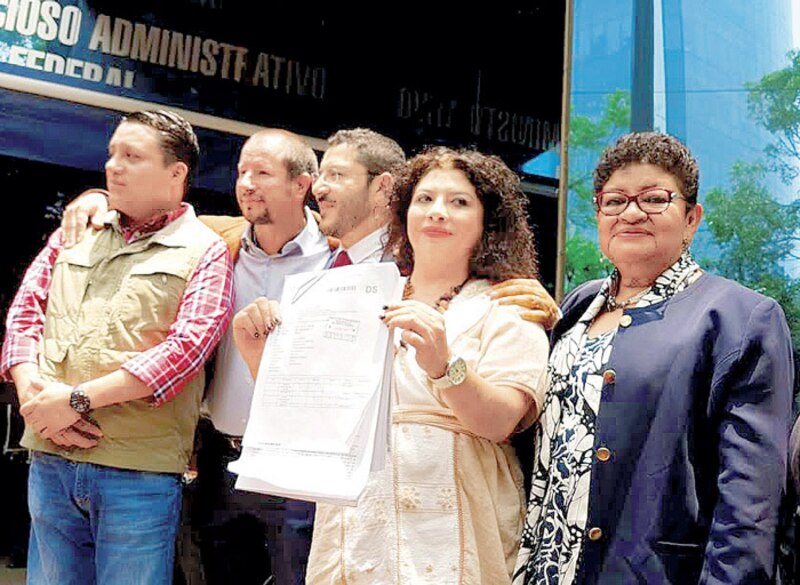 La ministra de Educación, Marilú Martens, junto a los representantes de los maestros