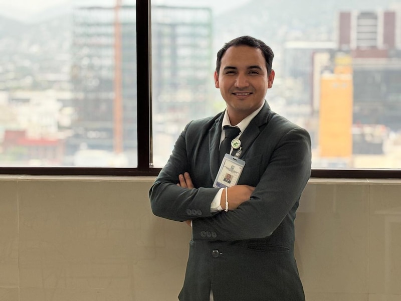 Edgar Martínez, enfermero especializado en Cuidados Intensivos, cada día busca ser mejor, comenzando por ponerle el buen ejemplo a su pequenita de 7 años