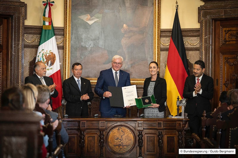 El presidente alemán Frank-Walter Steinmeier entrega la Orden del Mérito de la República Federal de Alemania a la Dra. Claudia Sheinbaum, Jefa de Gobierno de la Ciudad de México.