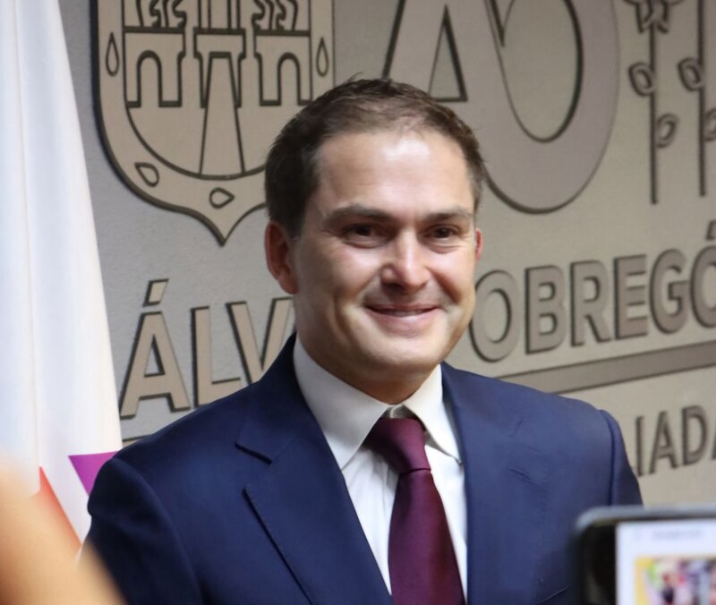 El presidente electo de Chile, Gabriel Boric, sonríe durante una conferencia de prensa.
