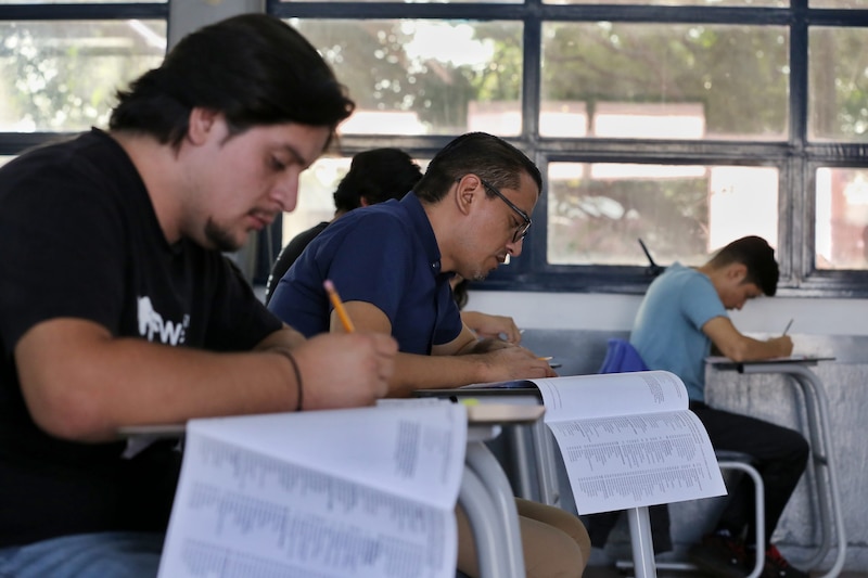 Estudiantes haciendo un examen en la universidad