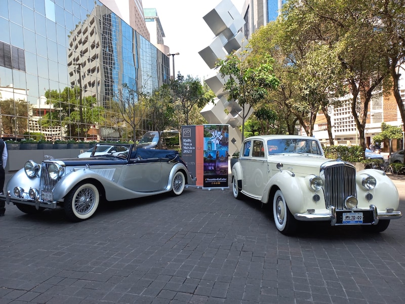 Coches clásicos en exhibición en el Rally Maya 2023