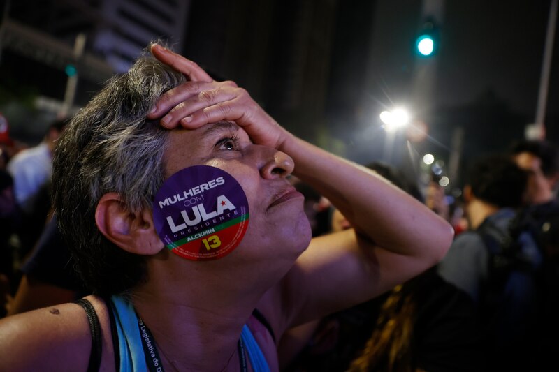 Mujer con una pegatina de Lula en la cara