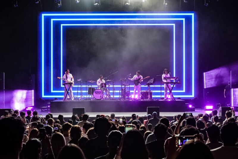 ¡La banda de música The Midnight en concierto!