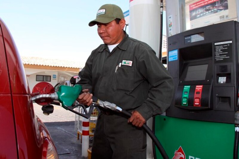 Un hombre carga gasolina en su coche