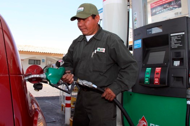 Un hombre carga gasolina en su coche