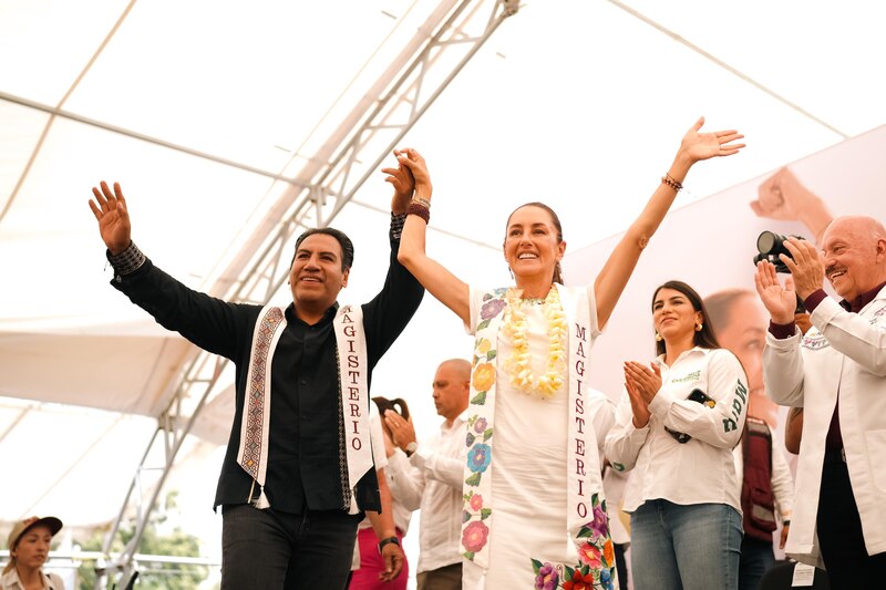 La maestra Delfina Gómez, candidata de Morena a la gubernatura del Estado de México, celebra su triunfo en las elecciones de 2023 ante sus simpatizantes.