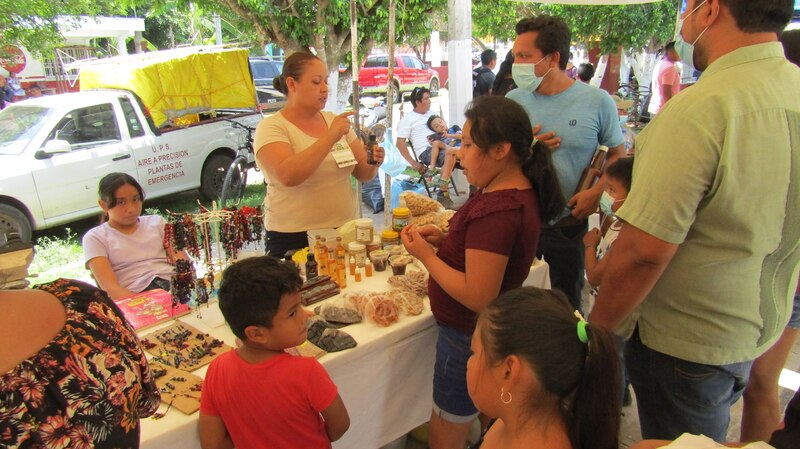 Mujeres indígenas venden artesanías en un mercado local.