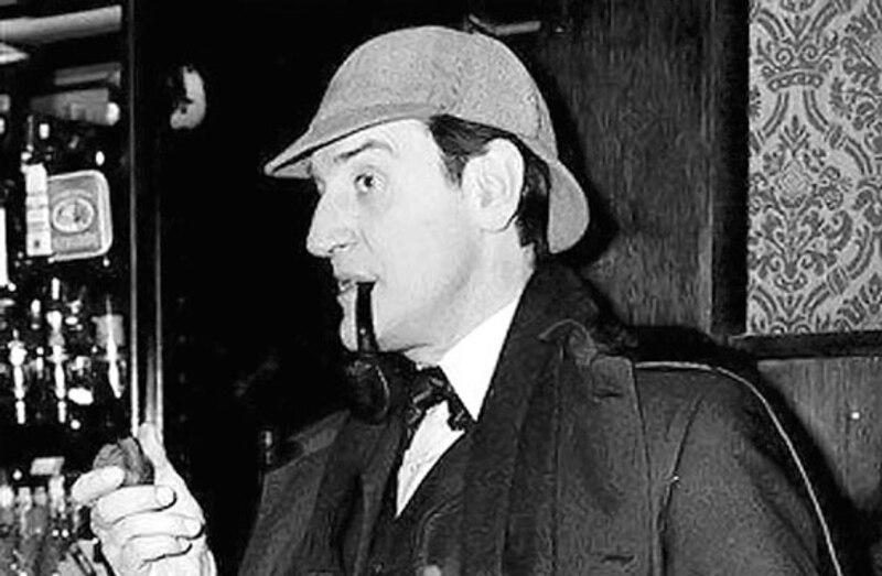 Sherlock Holmes fumando en pipa