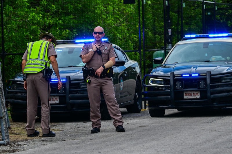 Oficiales de policía custodian el centro de detención de migrantes “Alligator Alcatraz” en Florida