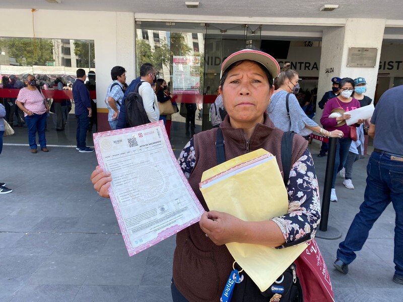 Mujer sostiene un cartel que dice "Justicia para mi hijo".