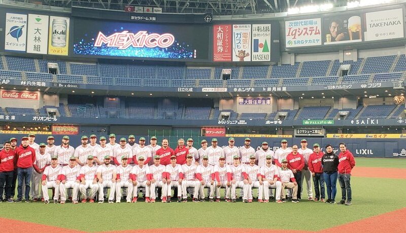 El equipo de béisbol mexicano posa para una foto en el estadio de béisbol.