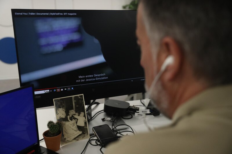 Un hombre mira un video en su computadora