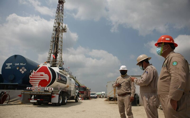 Trabajadores de PEMEX en un campo petrolero