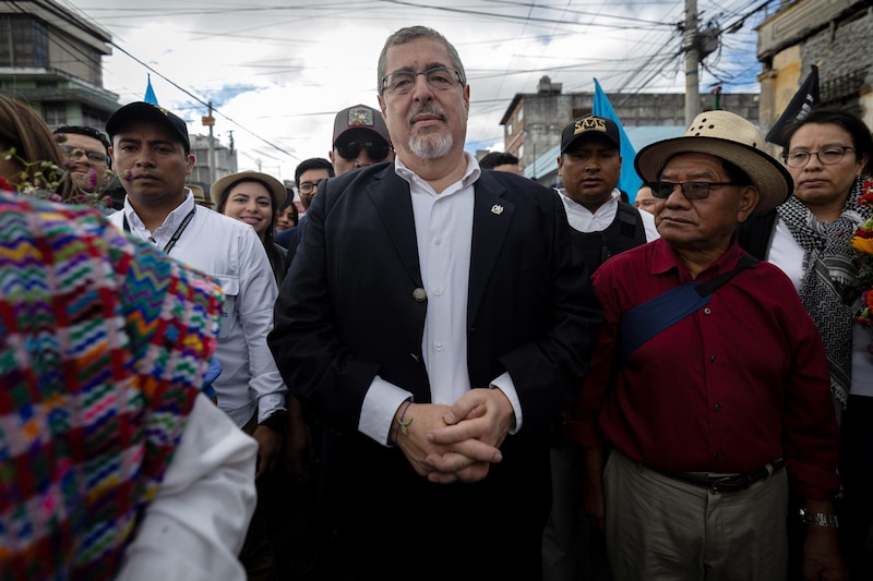 El candidato presidencial Gustavo Petro lidera una marcha en Colombia