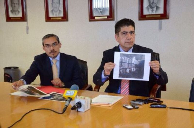 Funcionario muestra fotografía de bodega donde se almacenaban los cuerpos en el Semefo.