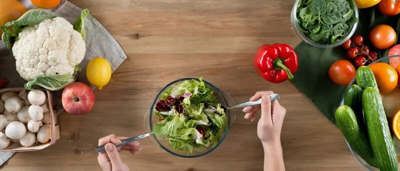 Mujer preparando una ensalada saludable