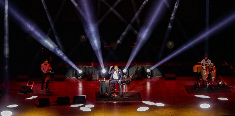 Un cantante en el escenario con su banda
