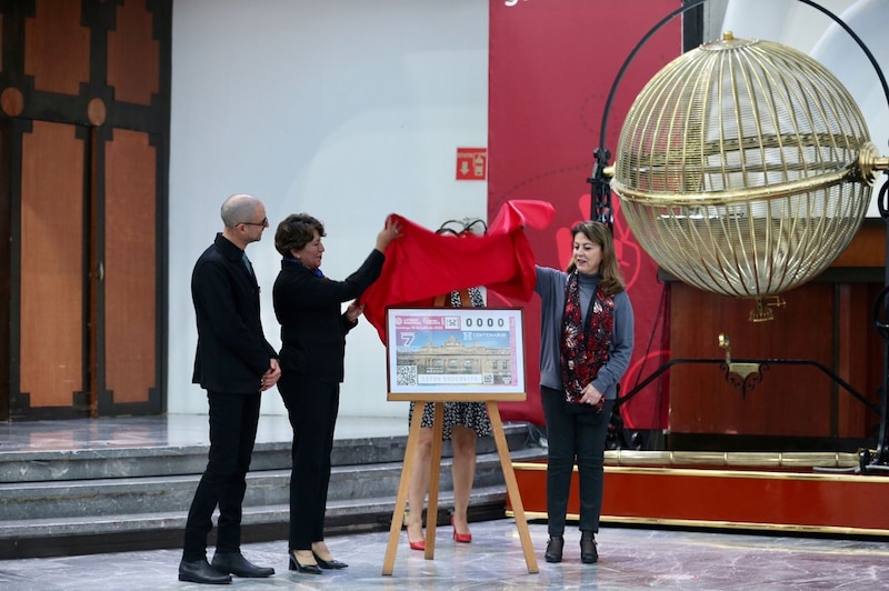 Presentación del billete de lotería del centenario de la Lotería Nacional