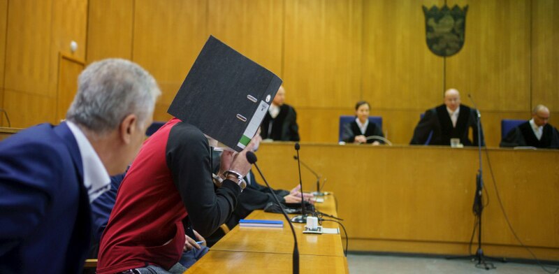 Acusado se oculta tras una carpeta en el juicio