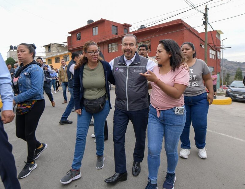 El candidato a la alcaldía de la ciudad de México, Armando Guadiana, saluda a los vecinos de la colonia Morelos.