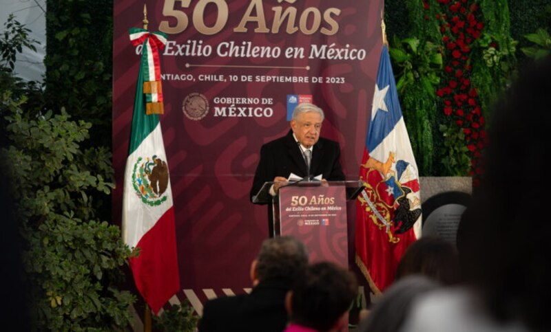 El presidente López Obrador conmemora los 50 años del exilio chileno en México