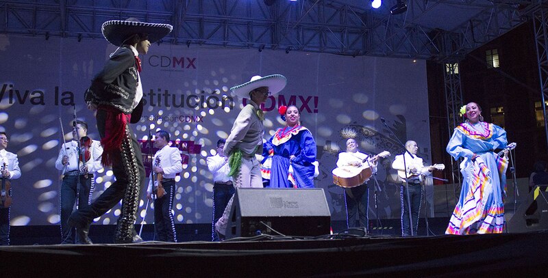 Mariachis tocando en un escenario