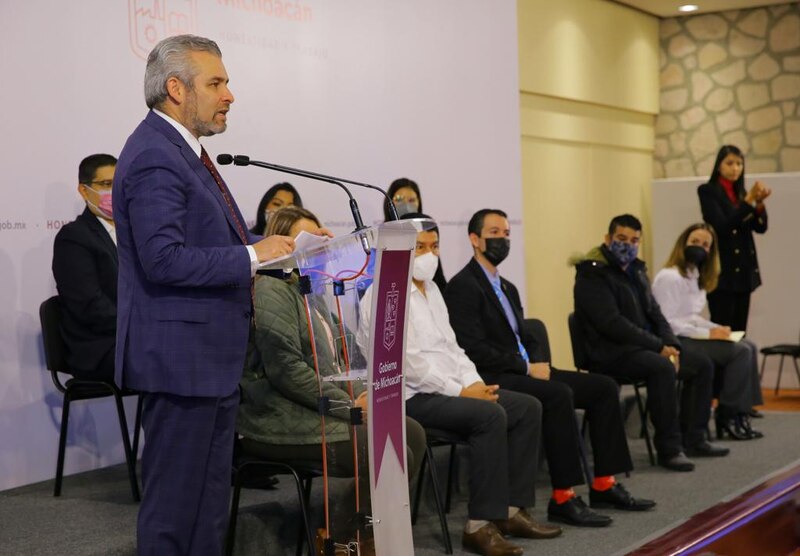 El gobernador de Morelos, Cuauhtémoc Blanco, encabeza la ceremonia de entrega de becas a estudiantes de nivel superior