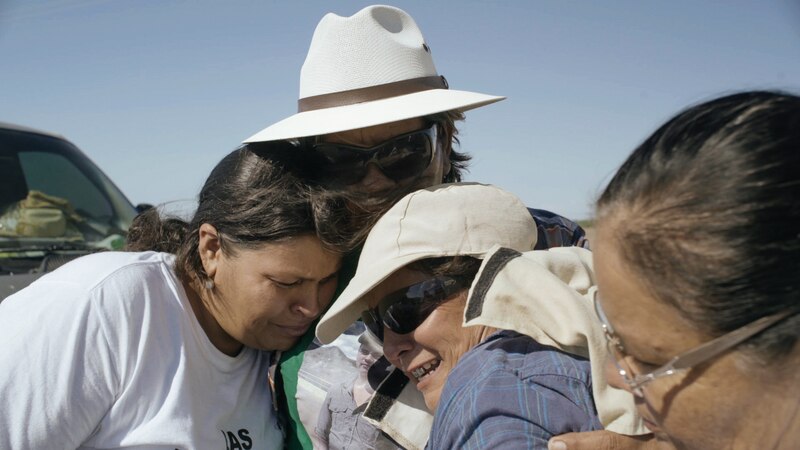 Un grupo de personas se abrazan