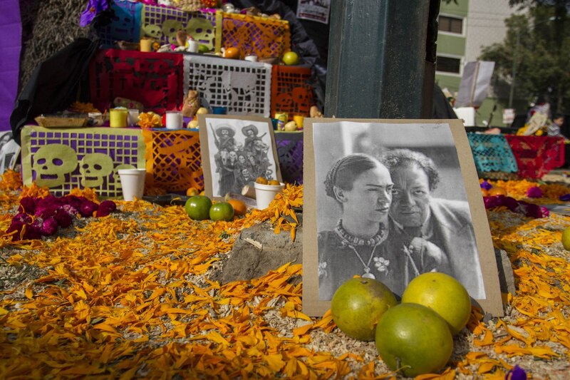 Trabajadores de la Delegación Cuauhtémoc colocaron una ofrenda por el Día de Muertos en la Dirección Territorial Roma-Condesa.