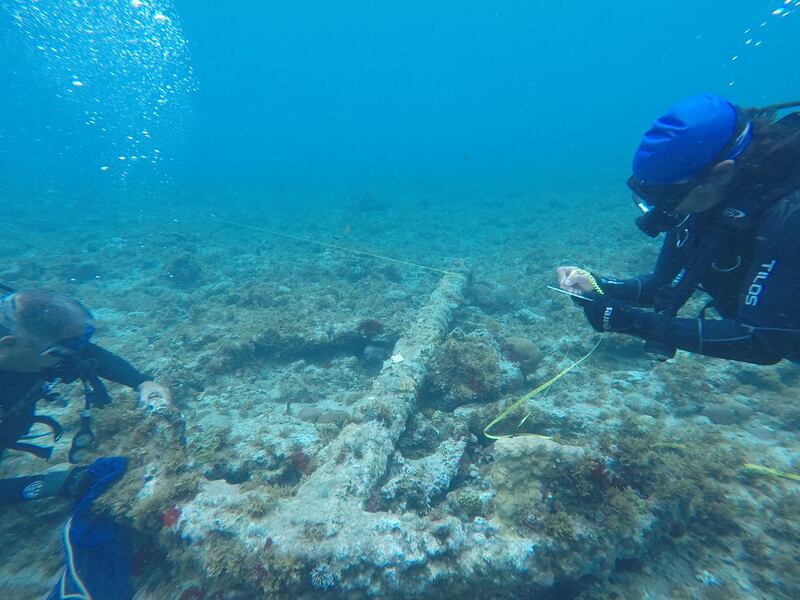 Buzos explorando un naufragio