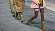 ¡Botas de lluvia en verano 2025! Cómo combinarlas con estilo y sin perder el glamour
