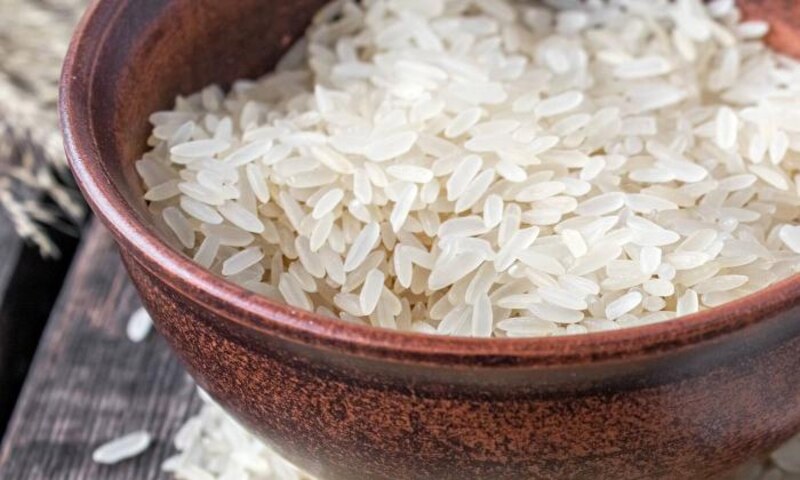 Arroz blanco en un recipiente de barro