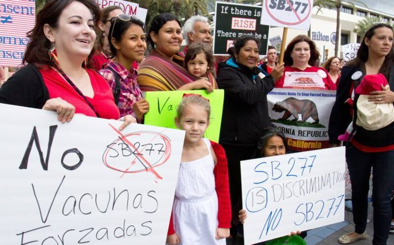 Protesta contra la vacunación obligatoria en California