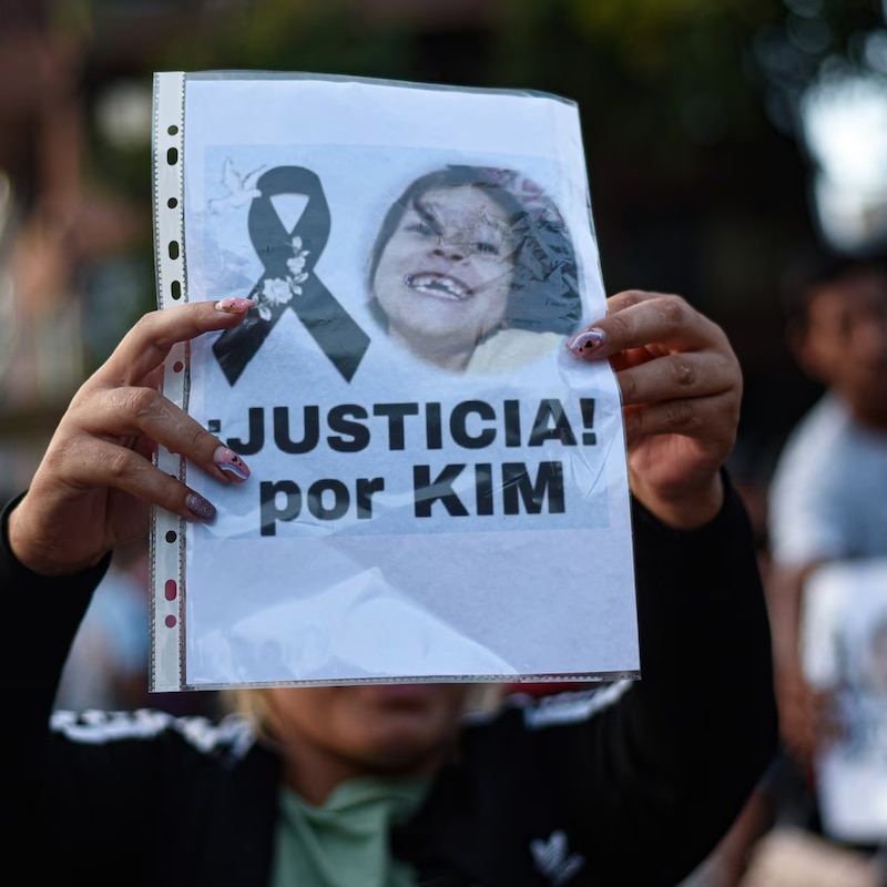 Pancarta en una manifestación pidiendo justicia por la niña asesinada en La Plata