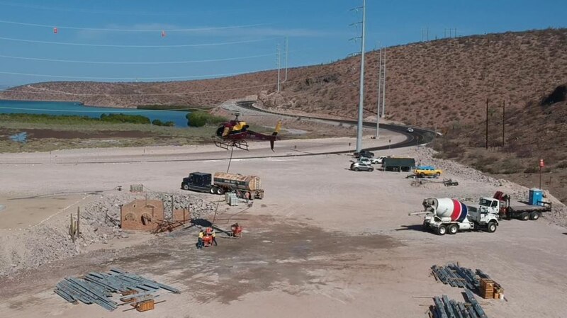 Helicóptero transportando una carga pesada