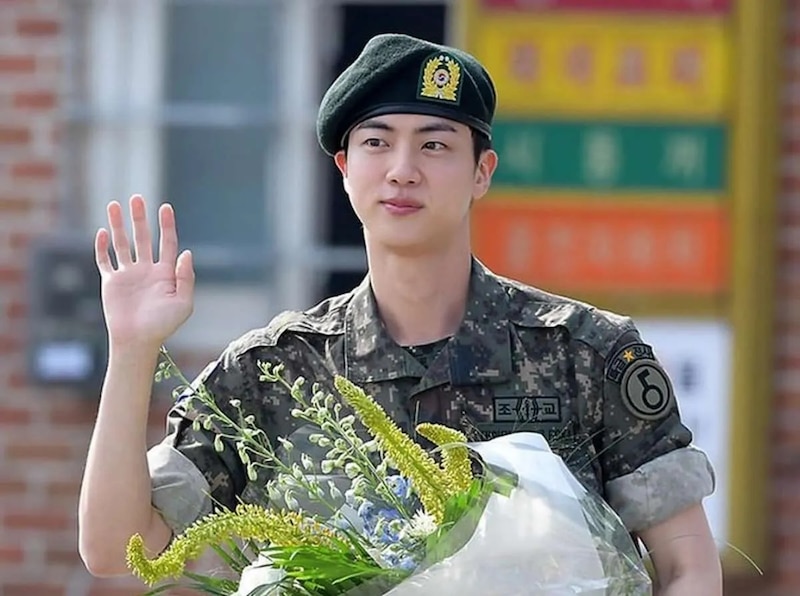 El cantante Jin de BTS se despide de sus fans antes de ingresar al servicio militar