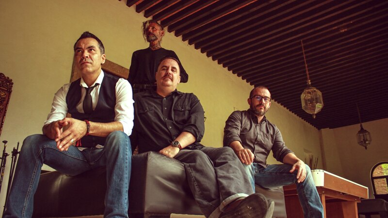 Tres hombres en un sofá