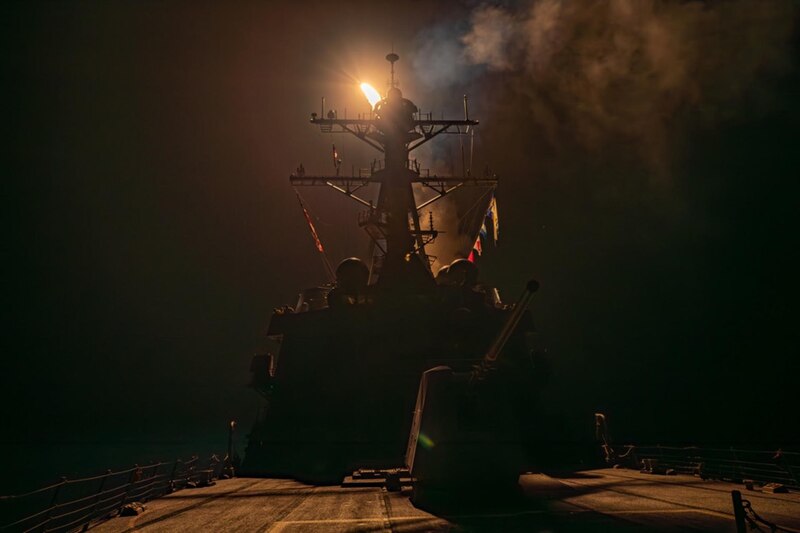 Disparo de misiles desde un destructor de la Armada de los Estados Unidos