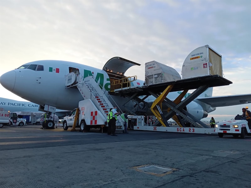 Carga de mercancía en un avión