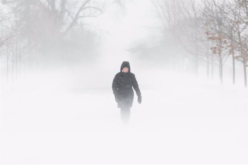 Mujer caminando en la nieve