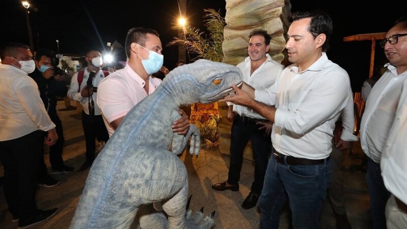Políticos mexicanos con un dinosaurio animatrónico
