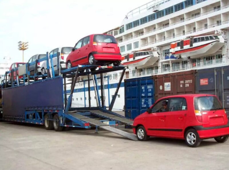 Un barco con coches