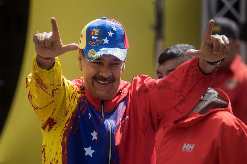Hugo Chávez, el presidente de Venezuela, saluda a la multitud.