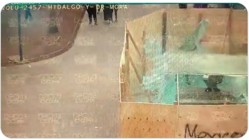 Un camión choca contra un negocio en la Ciudad de México